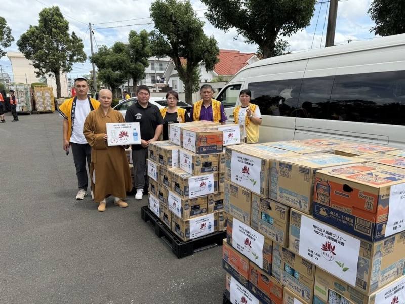 日本熊本縣災後救援工作持續進行。福岡佛光山8日前往災情嚴重的八代市，捐贈100箱茶水、20箱尿布及離乳食等民生物資，並向八代市政府捐出50萬日圓義援金。（國際佛光會福岡協會提供）