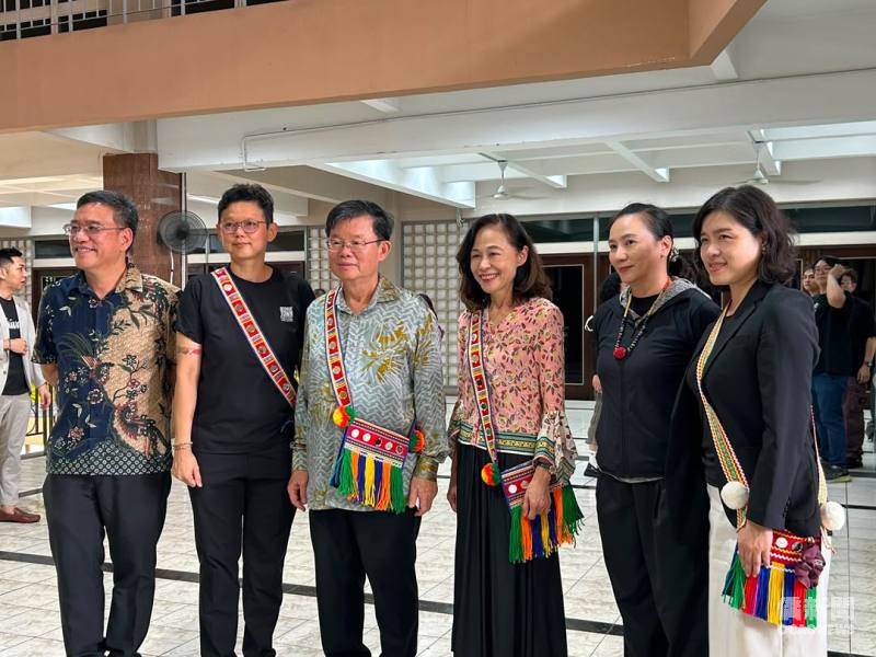 入場觀賞表演前貴賓們佩戴上具有臺灣原住民特色配件合影留念。