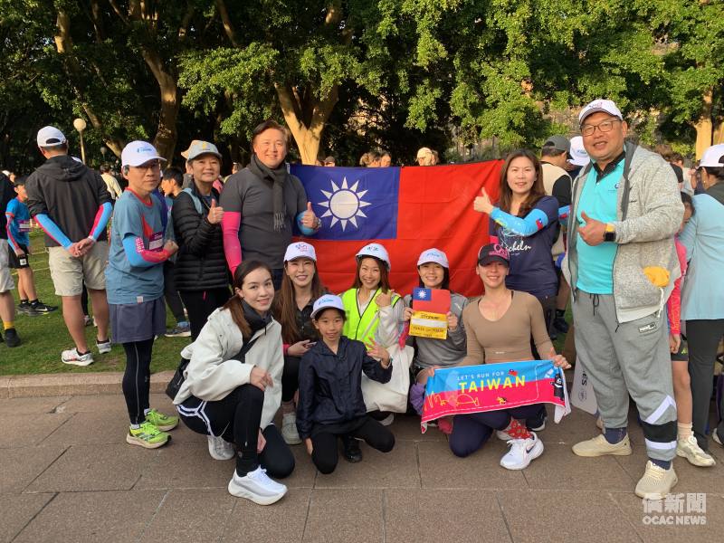 RUN FOR TAWIAN 隊長張明仁（左一）雪梨文教中心江佳慧主任（右二）與115年國慶籌備會人員合影。