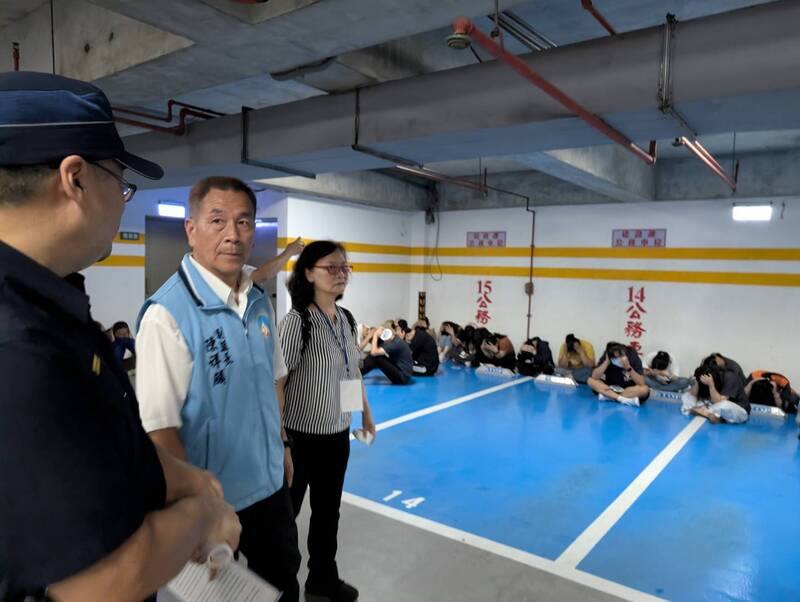 2026城鎮韌性（防空）演習11日下午在金門縣舉行，演習指導官、衛生福利部參事李臨鳳（左3）、金門縣副縣長陳祥麟（左2）至金城鎮公所地下室視察疏散避難等執行情形。