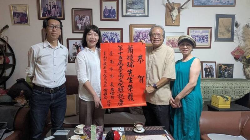 台南市政府11日公布第15屆「台南文化獎」得主，由國立成功大學名譽教授蕭瓊瑞（右2）獲得殊榮，將擇期頒獎。（台南市政府提供）