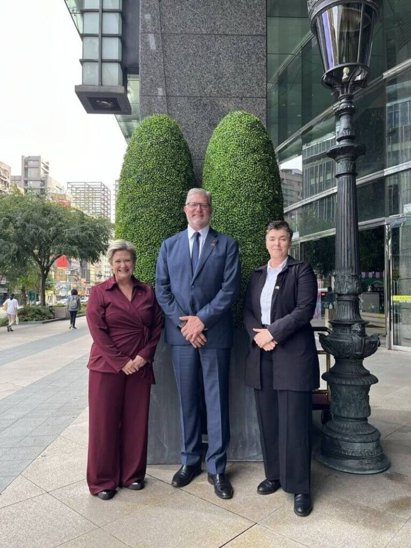 澳大利亞昆士蘭州州長助理廳長華茲（Trevor Watts）（中）、州議員杜利（Kerri-Anne Dooley）（右1）與州議員麥馬洪（Melissa McMahon）（左1）訪台。（外交部提供）