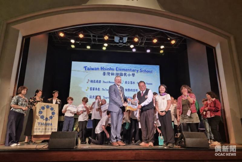 雙方互贈禮。(圖片提供:西澳臺灣客家會會長張晏華)