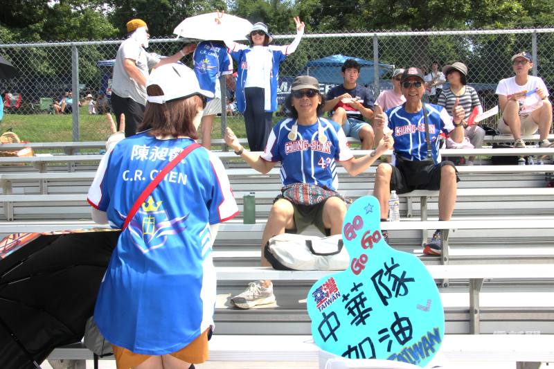 場邊為隊員加油的家長們。