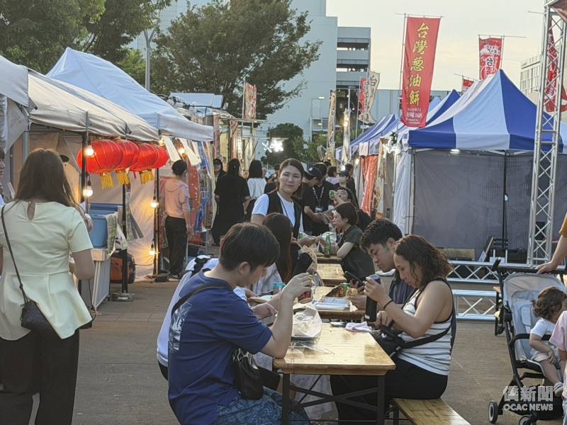 「樂遊臺灣街in幕張」活動現場人潮絡繹不絕，民眾享用臺灣美食，感受臺灣文化魅力。