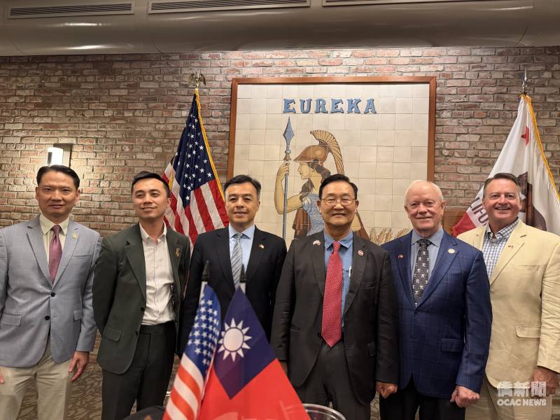 （左至右）眾議員 Tri Ta, Alex Lee, 伍志翔，參議員Steven Choi, Jerry Mcnerney, Pit Hume合影。