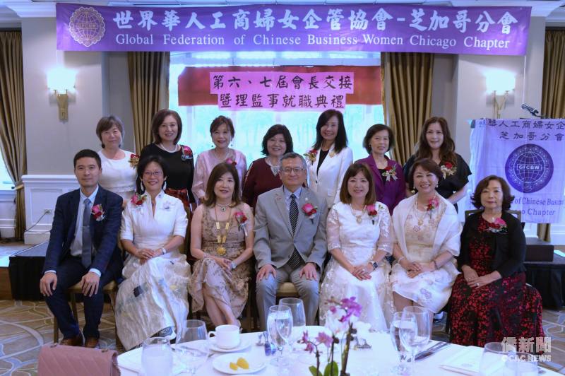 (前排從左到右)  芝加哥文教中心主任雷棋、陳美君、傅惠芬、駐芝加哥辦事處處長類延峰、黎淑瑛、世華新屆副總會長邱婷蘭及世華芝加哥分會創會會長呂瑞玉與新任理監事合影。