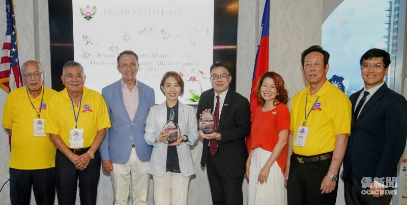 李姸慧(左4)、駐邁阿密辦事處處長周啟宇(右4)、Dean Trantalis(左3)、北邁阿密市議員Lynn Su(右3)、安良工商會總理陳啟靈(右2)、總理關永發(左2)、元老團主席陳達偉(左1)及僑務秘書杜戎珄(右1)合影。