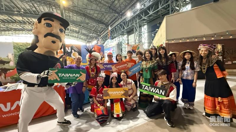亞利桑那州臺灣同鄉會展示原住民傳統服飾，與Diamondback人偶大合照。