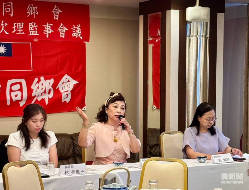 日本大阪台灣同鄉會會長謝美香(中)於理監事會議討論會務