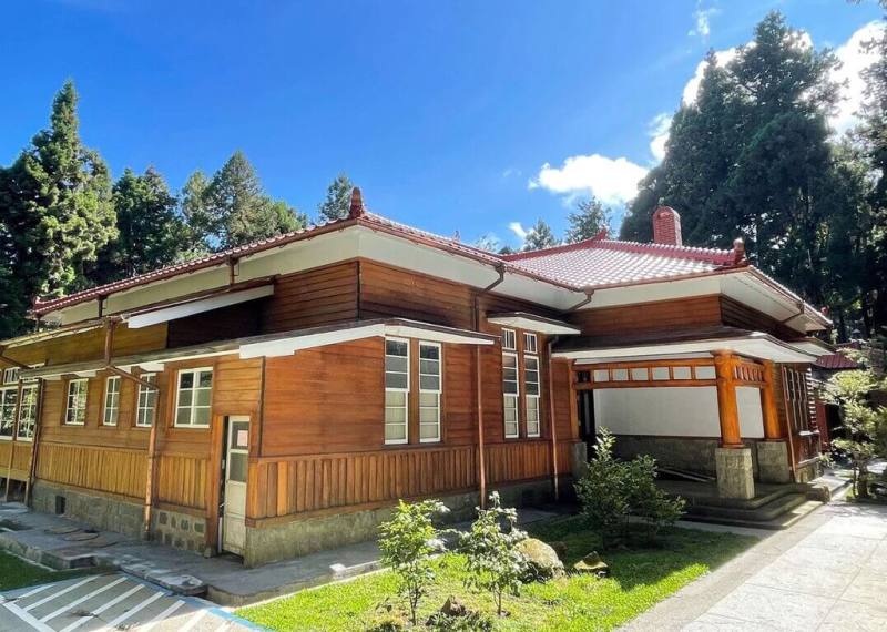 林保署嘉義分署辦理「縣定古蹟阿里山貴賓館整修工程」，榮獲2026國家卓越建設獎－最佳環境文化類金質獎，未來將持續秉持永續發展理念，打造兼具歷史、人文及環境價值的優質公共建設。（林保署嘉義分署提供）