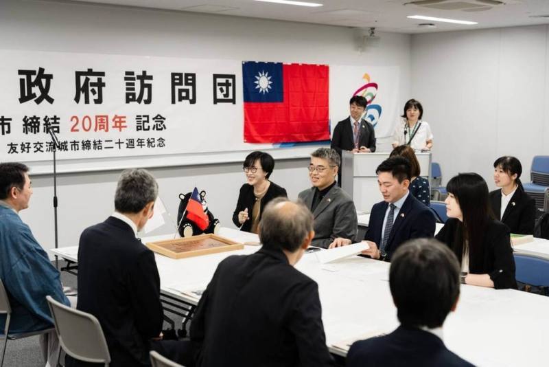 高雄市政府與高雄市議會組團出訪日本東京八王子市，並宣布與八王子市共同啟動景點互惠合作。（高雄市行政暨國際處提供）
