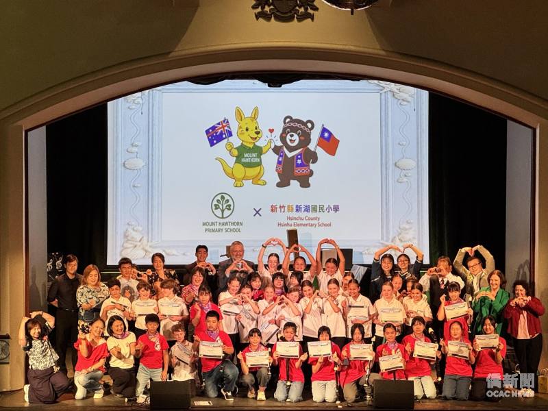 新湖國小直笛團與西澳Mount Hawthorn 小學進行音樂交流(圖片提供:西澳臺灣客家會會長張晏華)