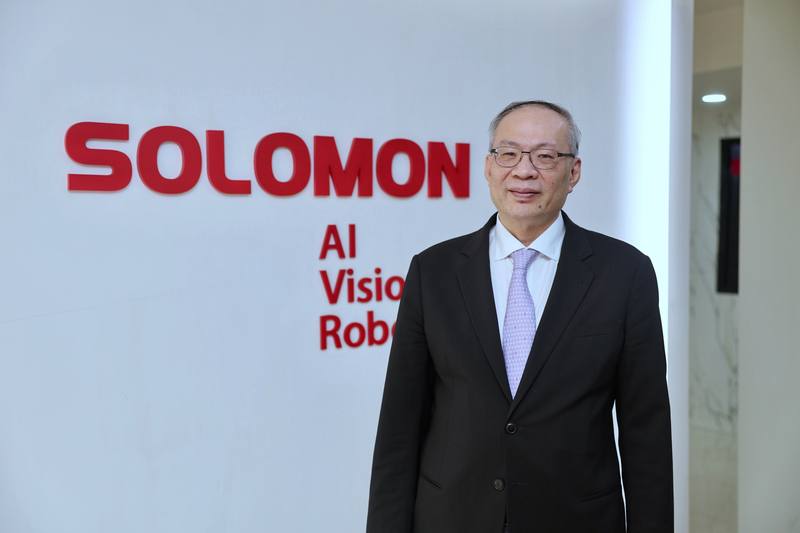 所羅門董事長陳政隆接受中央社專訪指出，所羅門自力開發的生成式AI視覺技術以及主動感知（Active Perception）技術，可提升人形機器人的辨識與理解能力，提高機器人執行任務的精準度。
