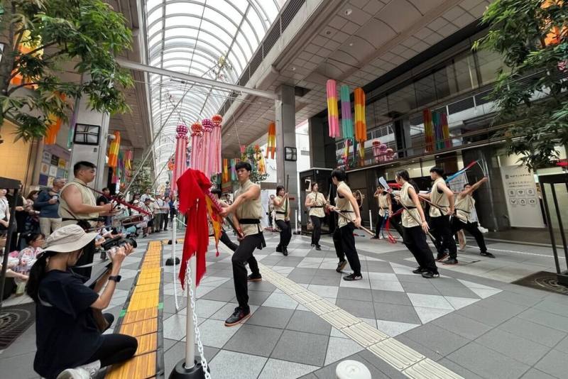 國立成功大學宋江陣團隊8月首度受邀在日本仙台市展演，推廣台灣傳統文化國際交流。成大宋江陣團隊將「吹流」元素融入演出，加入彩帶龍與彩帶舞動等表演設計，增添熱鬧而富有文化特色的藝術風采。（成功大學提供）