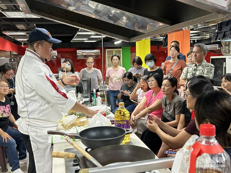 學員聚精會神學習臺灣街頭美食鹽酥雞及地瓜球