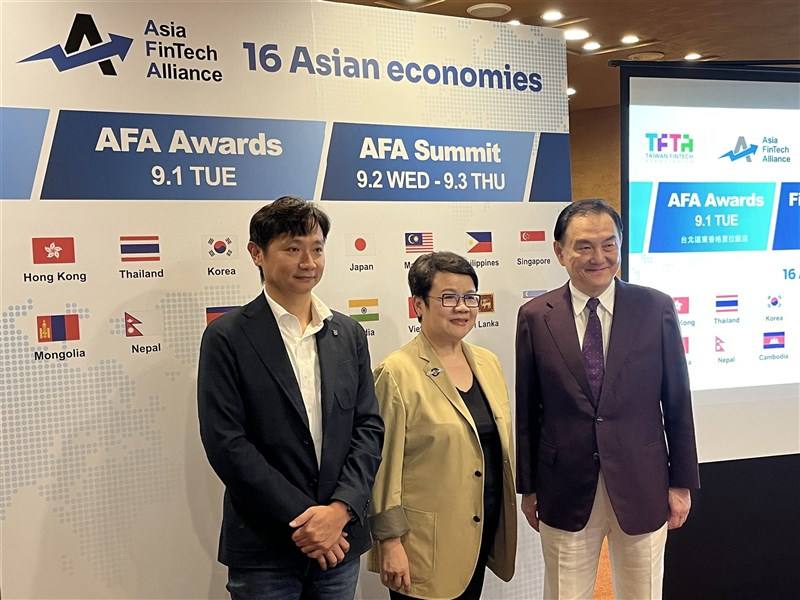 AFA Secretary Winston Hsiao (left), AFA Chairwoman Jaclyn Tsai (center) and Etron Technology Chairman Nicky Lu (right) pose for a photo during a media briefing in Taipei on Tuesday.