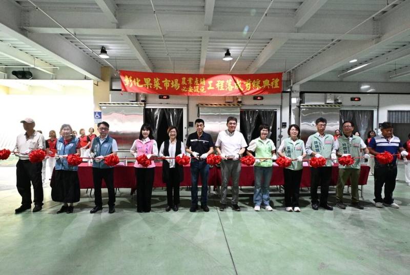 彰化果菜市場農業產銷必要設施工程落成，縣長王惠美（前左5）、民進黨立委陳素月（前右5）、黃秀芳（前右4）與國民黨立委謝衣鳯（前左4）等人，12日出席剪綵典禮。（彰化縣政府提供）