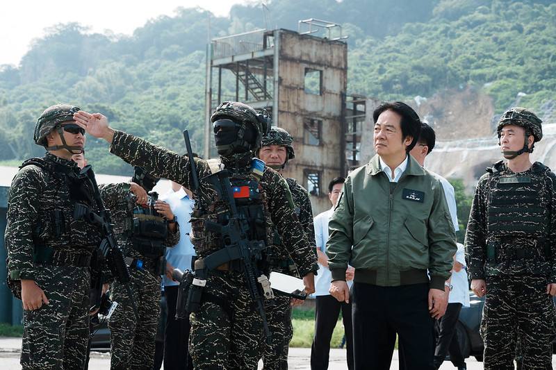 總統視導「近岸防禦」操演科目，並聽取特戰部隊攜行裝備介紹及戰場簡報