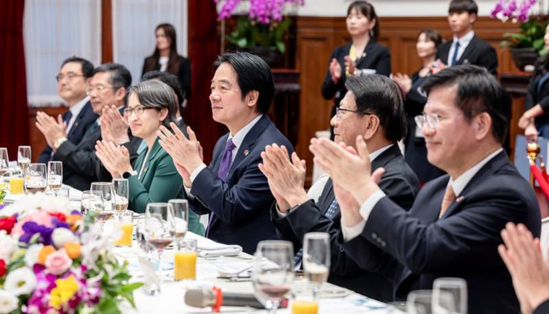 繼以軍禮歡迎聖文森及格瑞那丁總理傅萊德伉儷暨雙邊會晤後，賴清德總統11日晚間偕同蕭美琴副總統，在總統府以國宴宴請聖文森國傅萊德總理伉儷