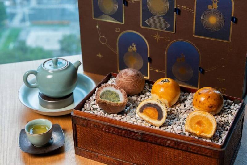 中秋節將至，高雄飯店業者搶攻送禮市場，從在地食材、傳統餅藝到跨界創新，融入品牌故事、包裝美學與永續概念，打造特色禮盒。圖為承億酒店禮盒。（業者提供）