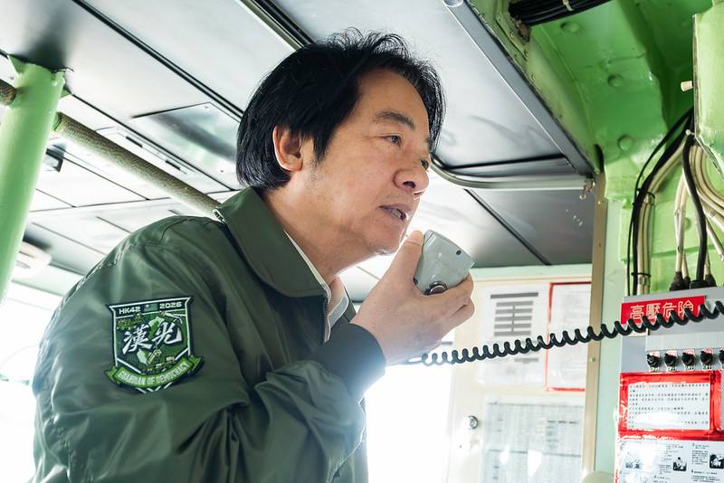 總統登上飛彈快艇64艇，並以艇上廣播勗勉海軍官兵及海巡同仁