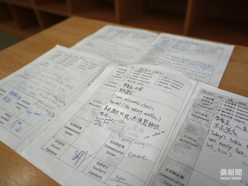 學生們的聯絡簿上記錄著當日課程內容，展現一日學習成果。