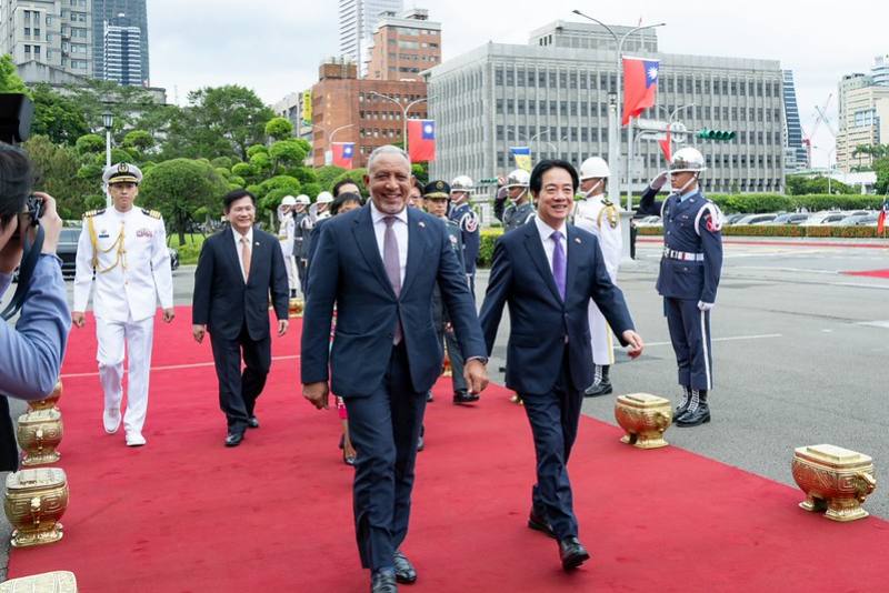 賴清德總統11日下午以隆重軍禮歡迎聖文森及格瑞那丁總理傅萊德伉儷