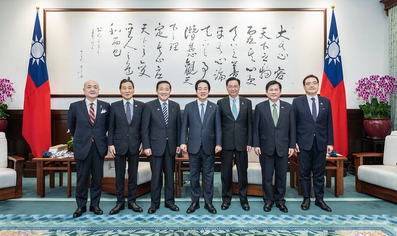 總統和訪賓一行合影