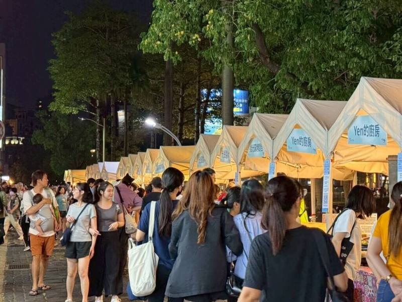 新竹市政府12日表示，為活化舊城區夜間經濟，9月起假日推出連續3個月的竹風好市集，並串聯12月耶誕市集及新竹過好年元宵市集，盼引領夜間人潮與消費重返舊城，注入商圈發展動能。（新竹市政府提供）