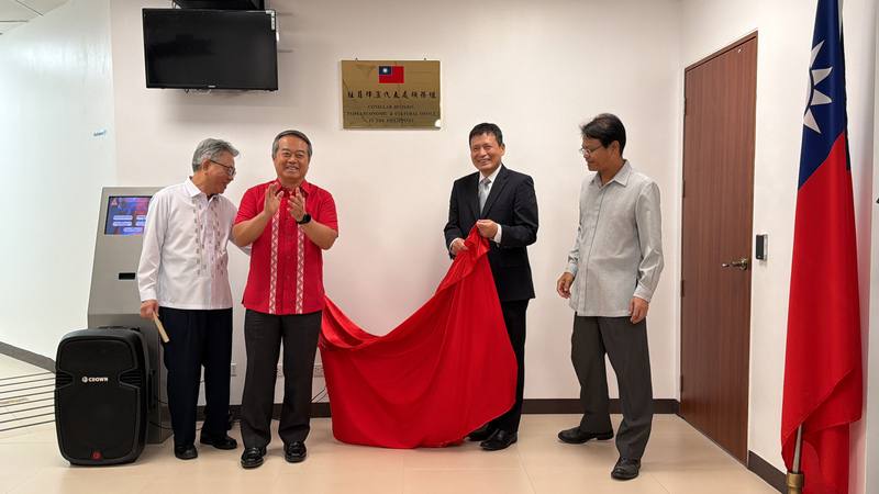 駐菲代表處新領務大廳11日由駐菲代表周民淦（左2）、副代表李廷盛（右2）、楊登仕（左1）及領務組長楊滿倉共同揭牌，於12日啟用。
