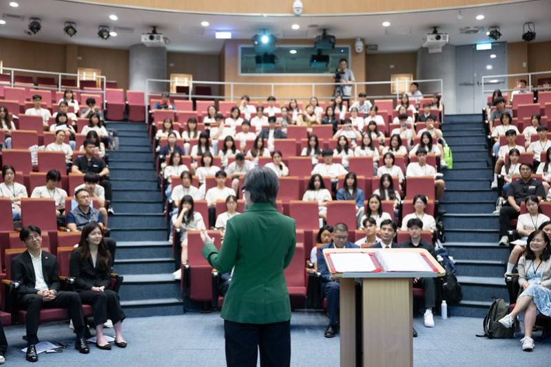 副總統與來自全臺各地的80位優秀高中生分享經驗