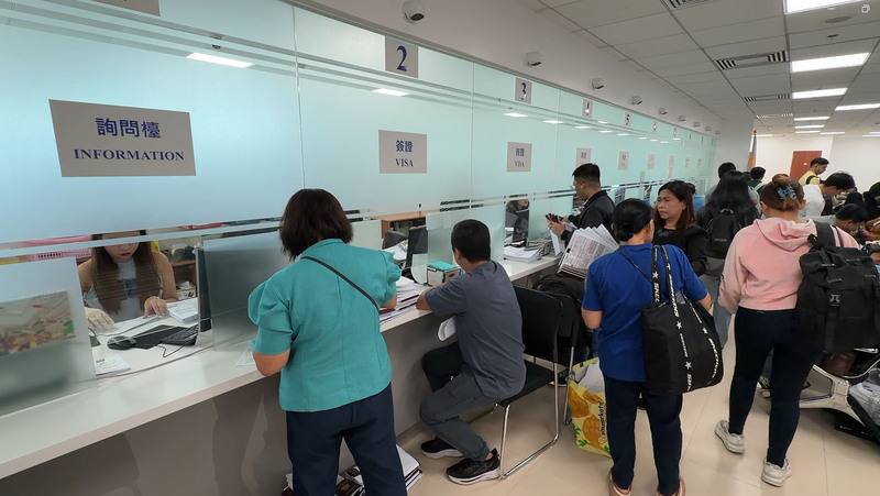 中華民國駐菲律賓代表處新領務大廳12日正式開放，湧入大批申辦業務民眾。