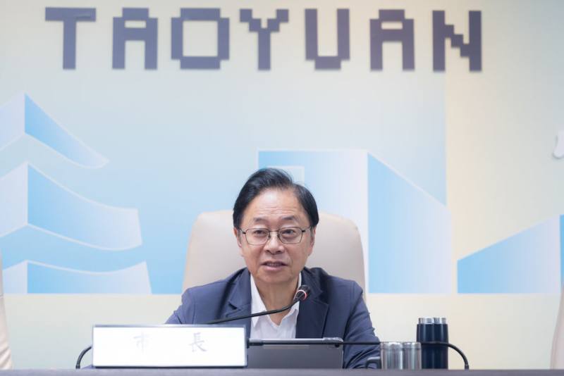桃園市長張善政12日上午主持市政會議時表示，將自115學年度起擴大免費營養午餐補助，納入各班導師與午餐秘書，「生生喝鮮乳」政策也將延伸至國中。（桃園市府提供）