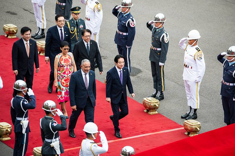 賴清德總統11日下午以隆重軍禮歡迎聖文森及格瑞那丁總理傅萊德伉儷