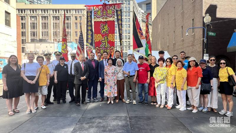 中華公所主辦第56屆華埠中秋節聯歡會，嘉賓合影。