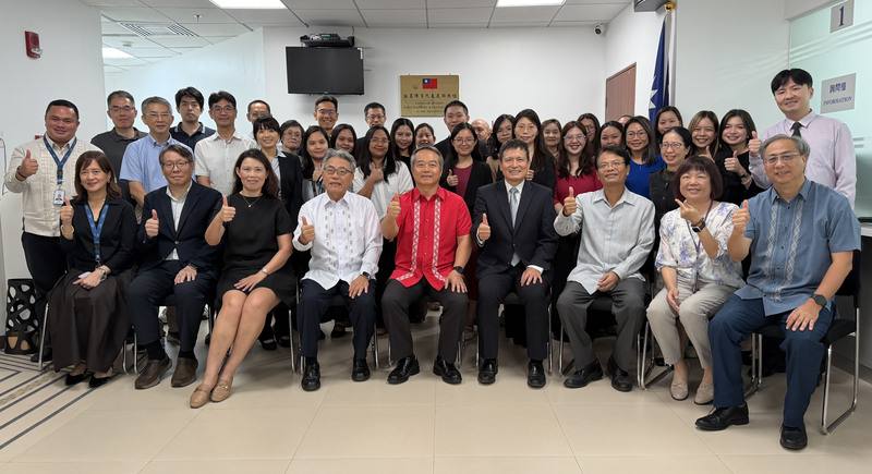 中華民國駐菲律賓代表處11日為新領務大廳舉行揭牌儀式，禮成後駐菲代表周民淦（前排中）與領務相關館員及工作人員合影。