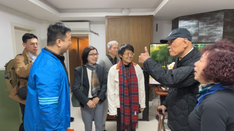 古秀妃(右三)拜訪巴拉圭客屬宗親會創會會長吳明雄(右二)。