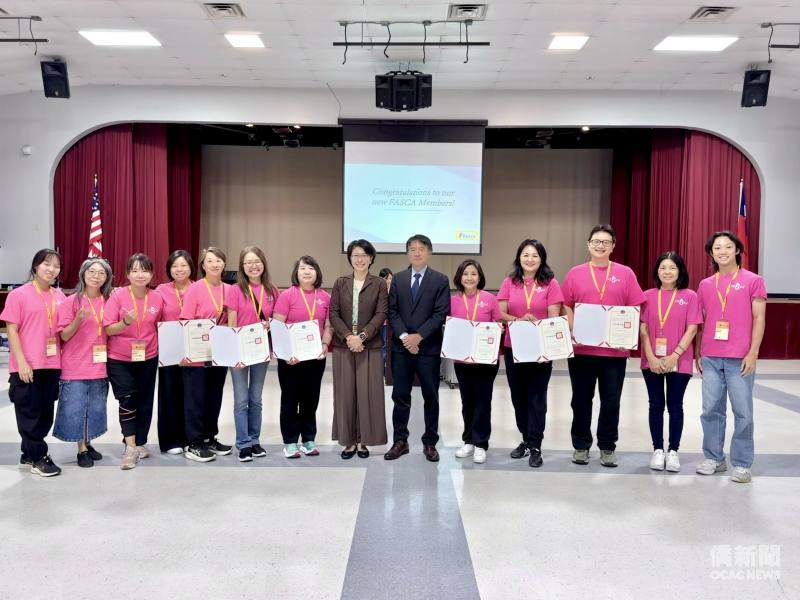 蕭伊芳（左8）、休士頓文教中心主任高家富（中）及FASCA導師們合影。