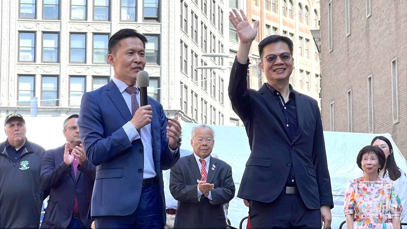 駐波士頓辦事處處長廖朝宏(左三)介紹新到任的波士頓僑教中心主任康雅雄(右二)。右一為波士頓僑務委員郭競儒。
