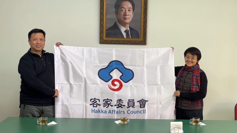 古秀妃(右)頒贈客家委員會會旗予巴拉圭客屬宗親會會廖哲毅(左)期許成為南美僑界的文化核心。