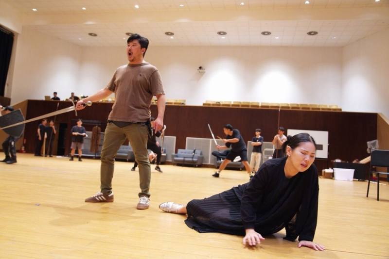 衛武營將推出作曲家威爾第（Giuseppe Verdi）歌劇「遊唱詩人」，由聲樂家丁一憲（左）與耿立（右）等人擔綱演出。（衛武營提供）