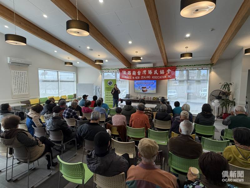 與會鄉親專心聽講，並踴躍提問，熱絡交流。