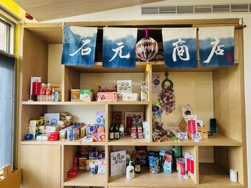新北市石碇楓子林日照中心「石元商店」不只提供兌換商品，也將實際營運角色交給長輩輪流擔任，透過明確職務與分工，讓長輩不只是參與活動，也能練習處理商店事務。（老五老基金會提供）