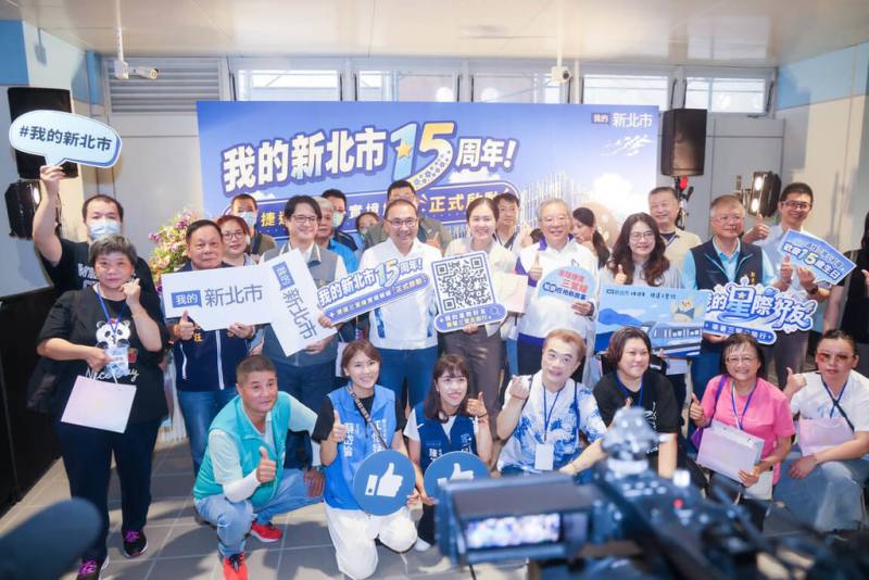 新北市政府慶祝Facebook官方粉絲專頁「我的新北市」成立15週年，特別推出實境解謎活動，市長侯友宜（2排左4）12日與民眾一起搶先體驗。（市府提供）