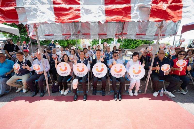 台東離島綠島的幸福巴士正式通車，交通部長陳世凱（前右5）12日表示，全台「鄉鄉有公車」的最後一塊拼圖完成，而幸福巴士不只是讓綠島「有公車」而已，更要把公共運輸真正送到鄉親需要的地方。（交通部公路局提供）