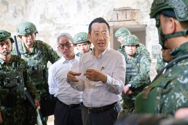 Defense Minister Wellington Koo (second right) gives instructions during a discussion on the wartime deployment of military personnel at the Han Kuang military exercises in Taoyuan on Tuesday. Photo courtesy of the Ministry of National Defense.