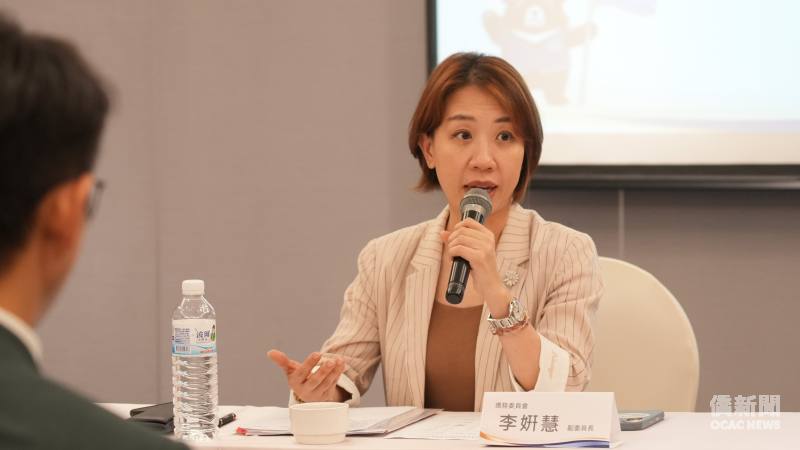 研習班綜合座談由僑委會副委長李姸慧主持