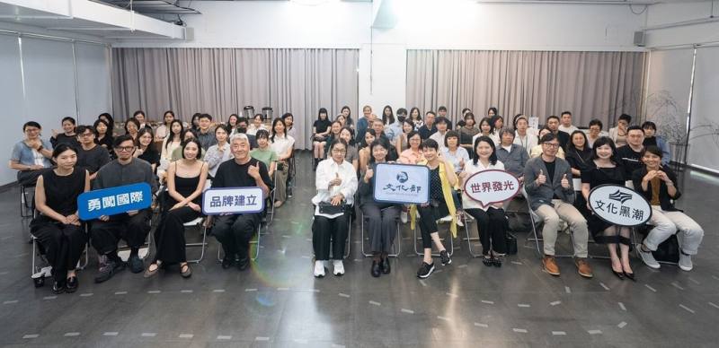 文化部12日在北師美術館辦理「2026文化黑潮之國際藝術展會補助成果分享會」，政務次長李靜慧（前左6）與畫廊代表、藝術家、策展團隊等交流參展策略及成果、市場拓展經驗及觀察。（文化部提供）