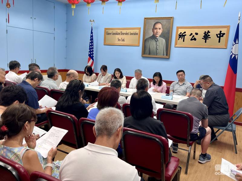 紐約中華公所首次國慶活動籌備會議，由主任委員伍銳賢主持，七大僑團與傳統僑社代表出席，討論熱烈。